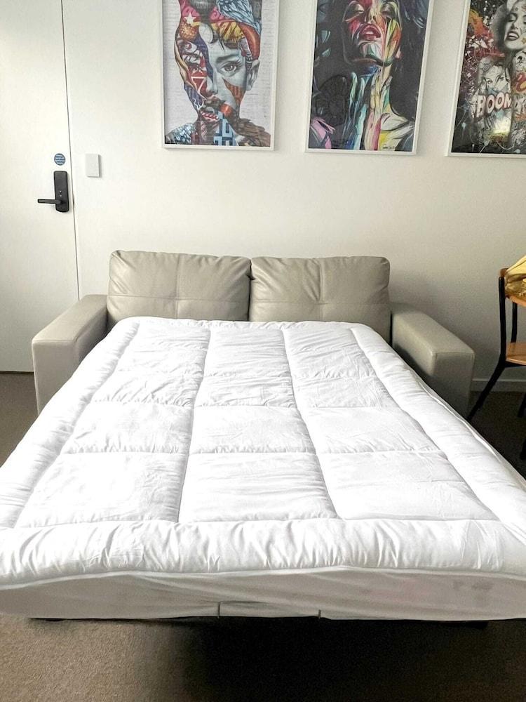 Cozy 1-bedroom Unit in St Kilda w/ Parking & Wifi - Tap to explore photos