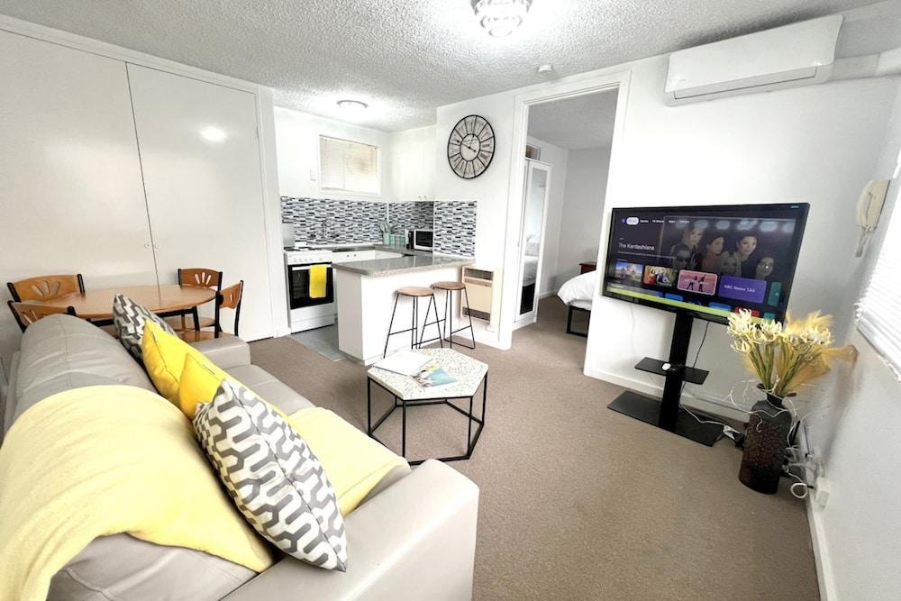 Cozy 1-bedroom Unit in St Kilda w/ Parking & Wifi - Tap to explore photos