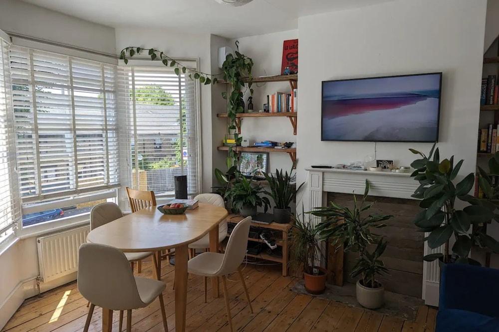 Stylish 2 Bedroom Apartment in Peckham - Tap to explore photos
