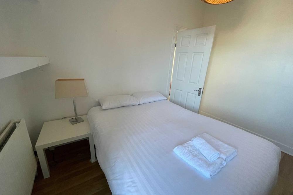 Charming and Serene 2 Bedroom Flat - Sands End - Tap to explore photos