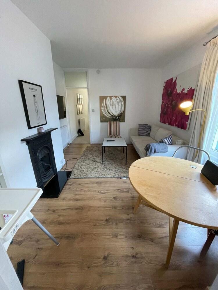 Charming and Serene 2 Bedroom Flat - Sands End - Tap to explore photos