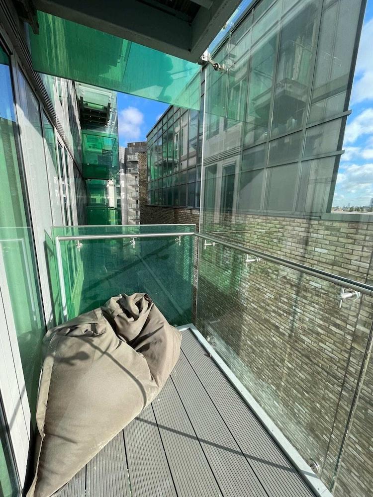 Exquisite 2BD Flat w/ Balcony, Shoreditch! - Tap to explore photos