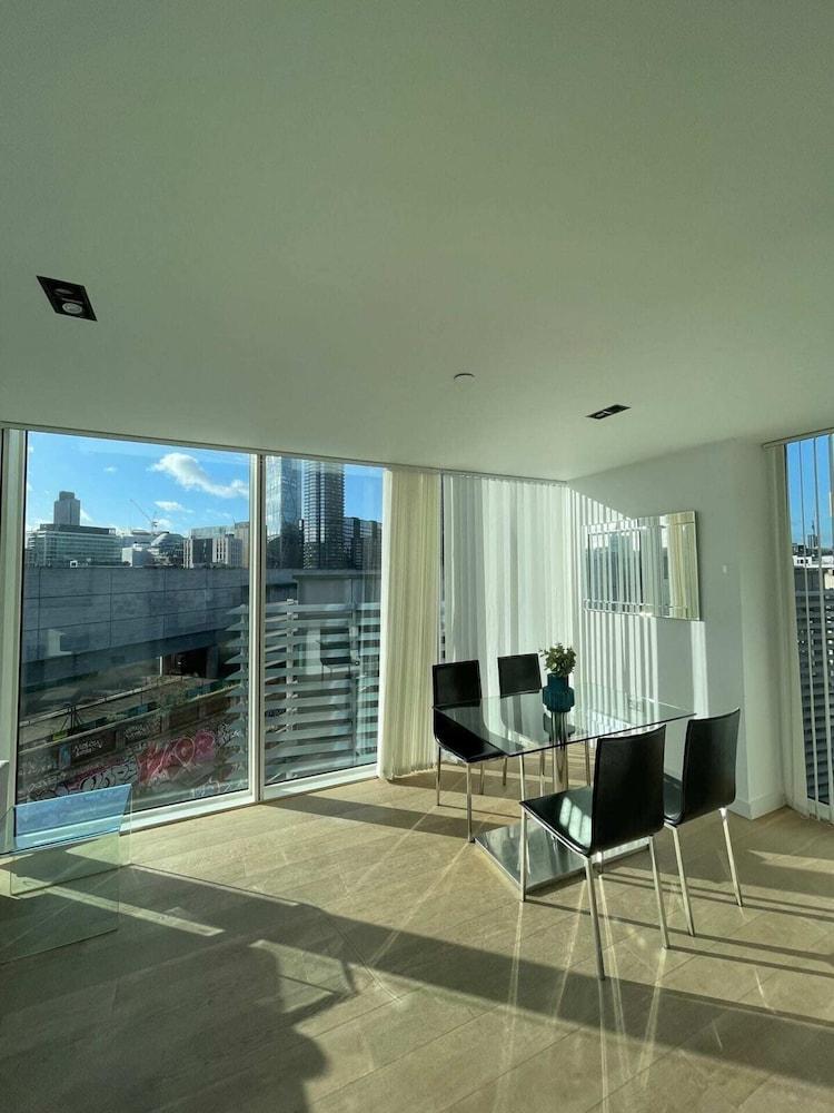 Exquisite 2BD Flat w/ Balcony, Shoreditch! - Tap to explore photos