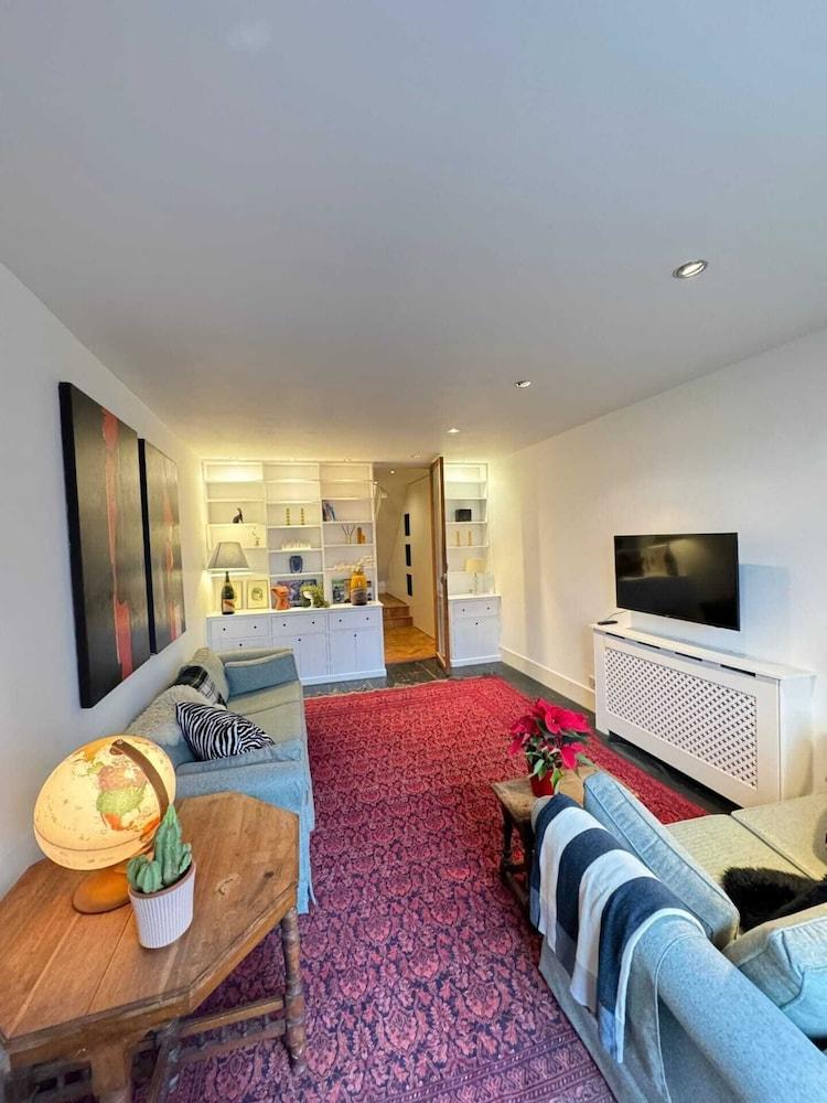 Spacious 4BD Family Home With Gardenkensal Green! - Tap to explore photos