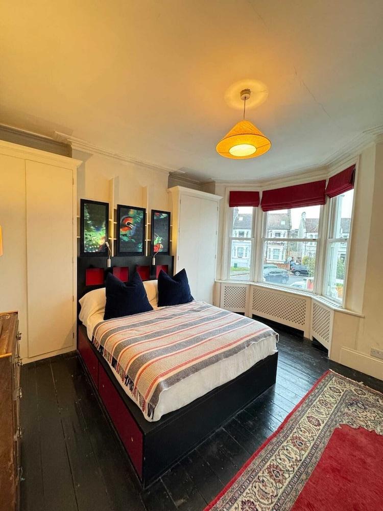 Spacious 4BD Family Home With Gardenkensal Green! - Tap to explore photos