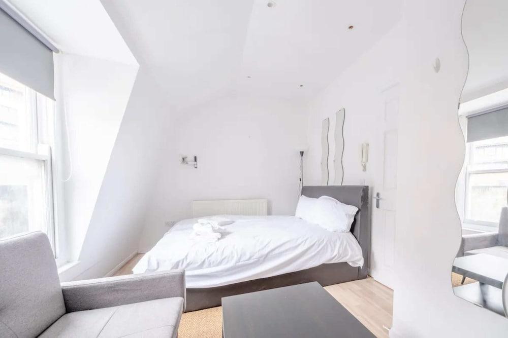 Central & Compact 1BD - 5min Walk to Paddington - Tap to explore photos
