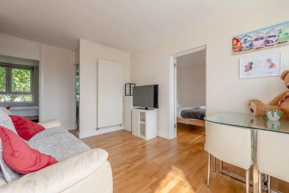 Cosy 3 Bedroom Flat in North London - Tap to explore photos