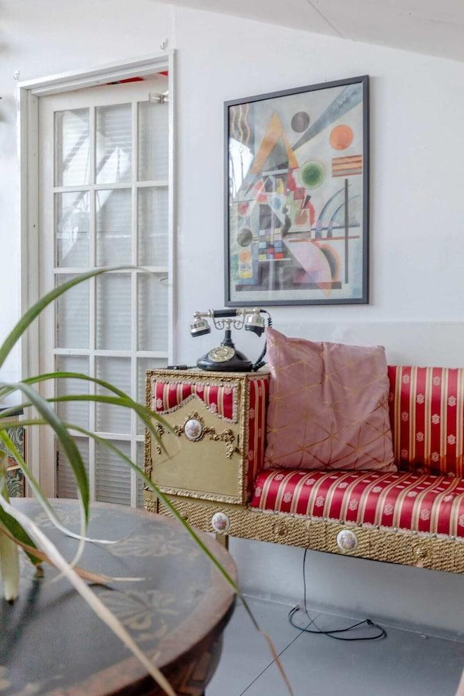 Trendy & Artistic Loft Hideaway, Hackney Wick! - Tap to explore photos