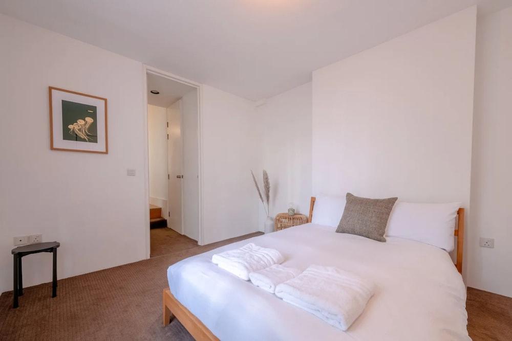 Stylish & Light Victorian 2BD Flat - Holland Park - Tap to explore photos