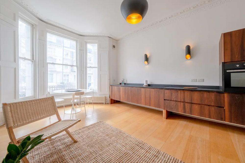Stylish & Light Victorian 2BD Flat - Holland Park - Tap to explore photos