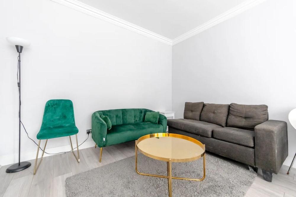 Fantastically Located 1BD Flat, Knightsbridge - Tap to explore photos
