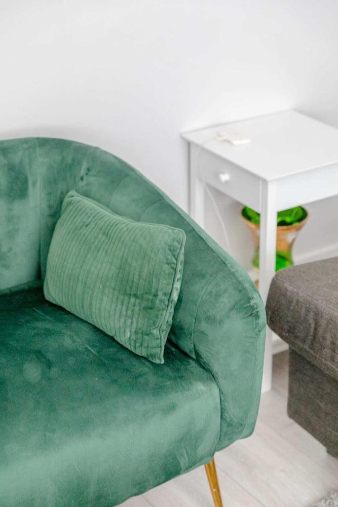 Fantastically Located 1BD Flat, Knightsbridge - Tap to explore photos