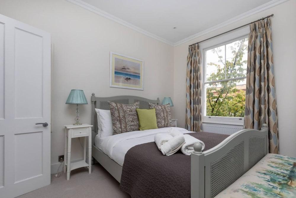 Vibrant 1BD Home With Outdoor Patio - Hammersmith! - Tap to explore photos