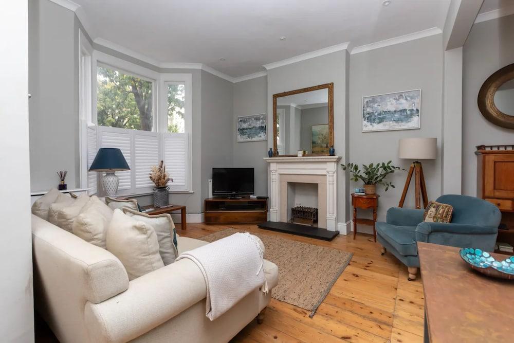 Vibrant 1BD Home With Outdoor Patio - Hammersmith! - Tap to explore photos