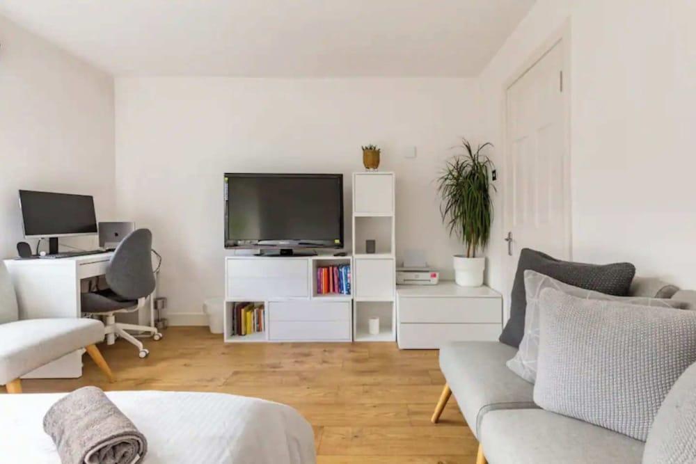 Sunny 3BD House W/private Garden - Wapping! - Tap to explore photos