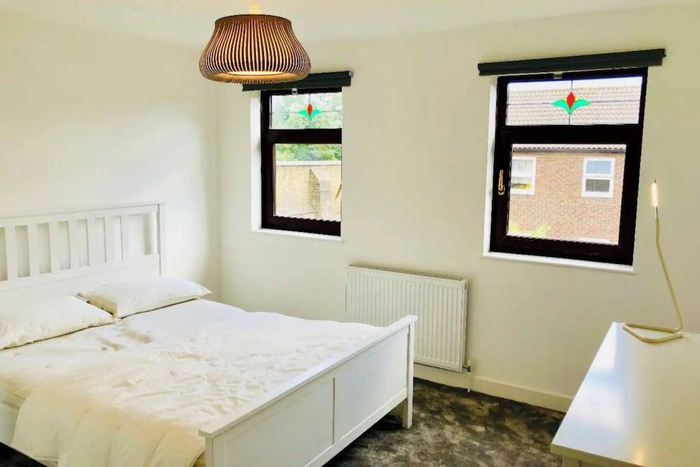 Sunny 3BD House W/private Garden - Wapping! - Tap to explore photos