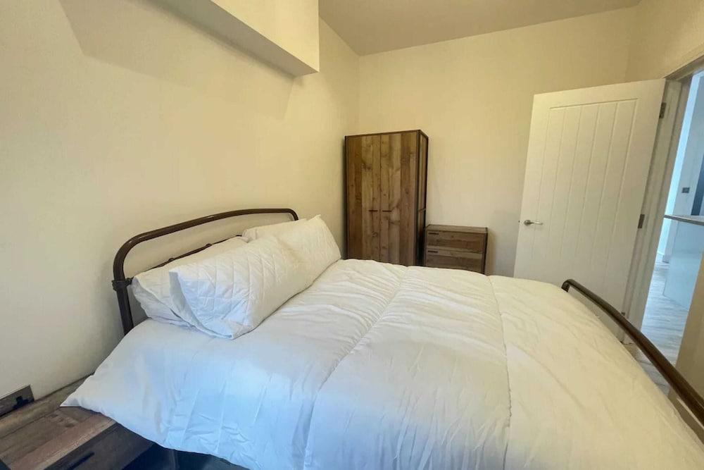 Stylish & Modern 1BD Flat, West Hampstead - Tap to explore photos