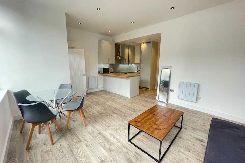 Stylish & Modern 1BD Flat, West Hampstead - Tap to explore photos