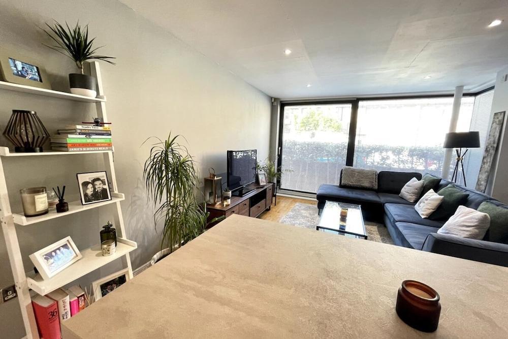 Pristine 1bedroom Flat W/private Patio - Stockwell! - Tap to explore photos