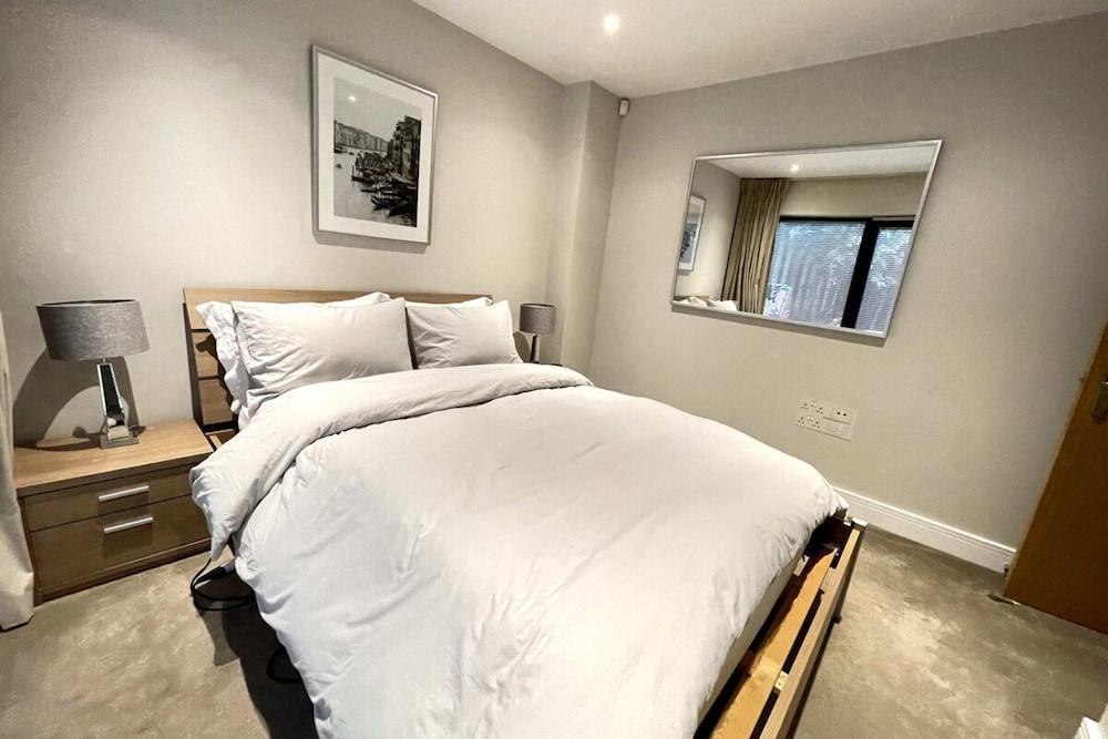 Pristine 1bedroom Flat W/private Patio - Stockwell! - Tap to explore photos