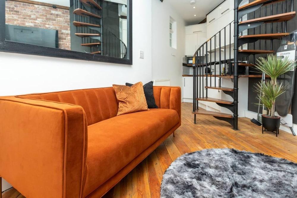 Bright & Stylish Loft Flat - Stoke Newington! - Tap to explore photos