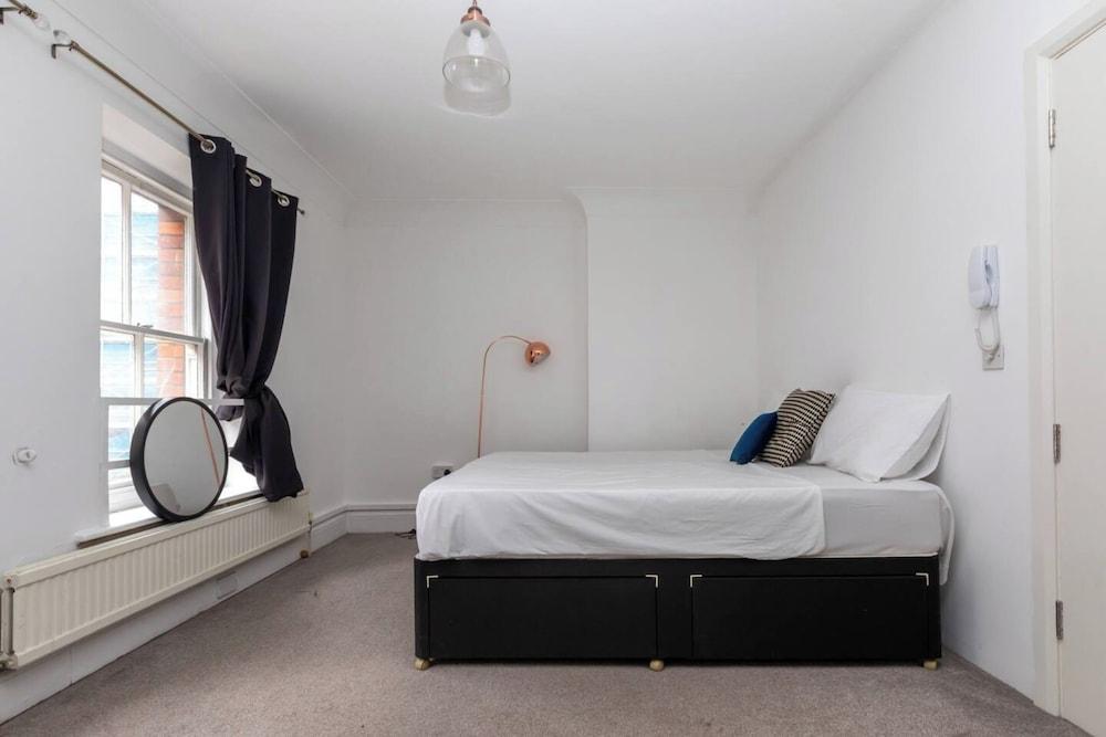 Spacious 1BD Flat 2 Mins to Hyde Park - Mayfair! - Tap to explore photos