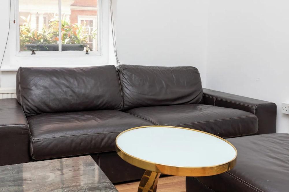 Spacious 1BD Flat 2 Mins to Hyde Park - Mayfair! - Tap to explore photos