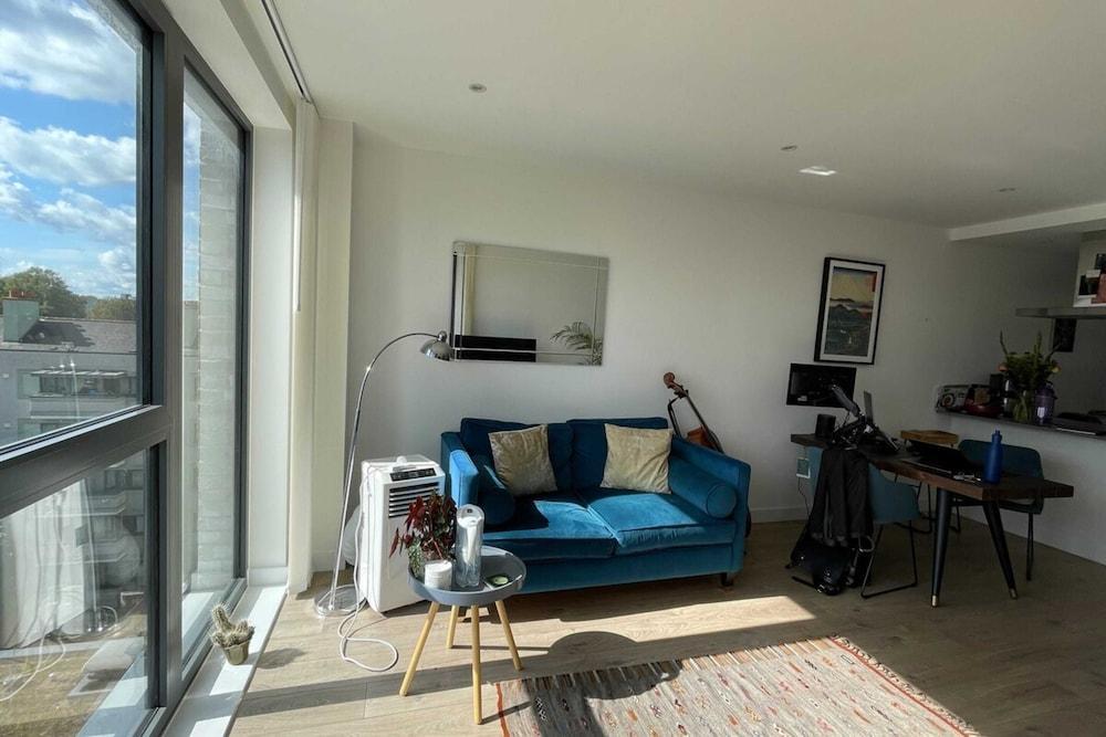 Bright & Modern 1BD Flat - Limehouse! - Tap to explore photos