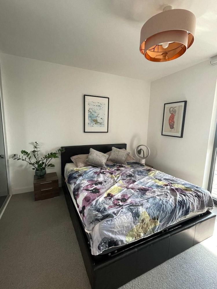 Bright & Modern 1BD Flat - Limehouse! - Tap to explore photos