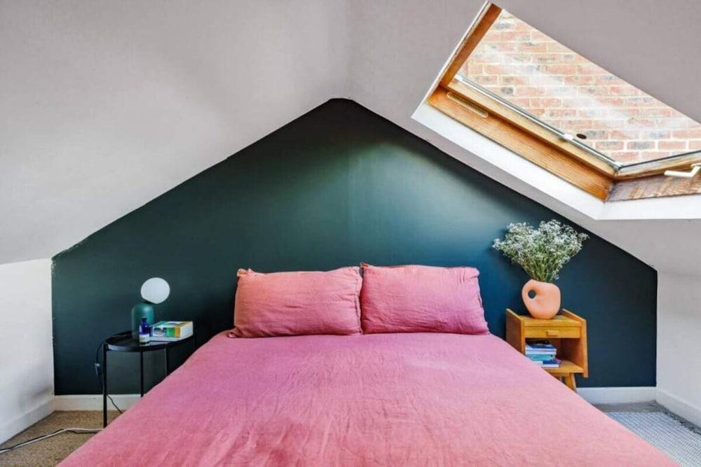 Elegant & Bright 2BD Flat, Battersea! - Tap to explore photos