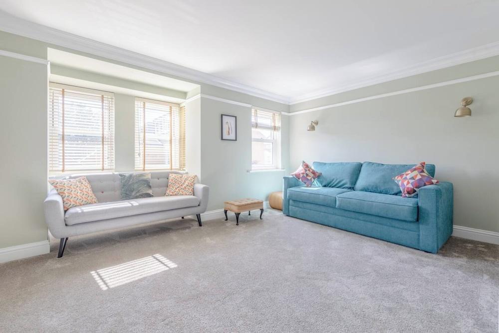 Beautiful & Modern 3BD House- Kennington! - Tap to explore photos