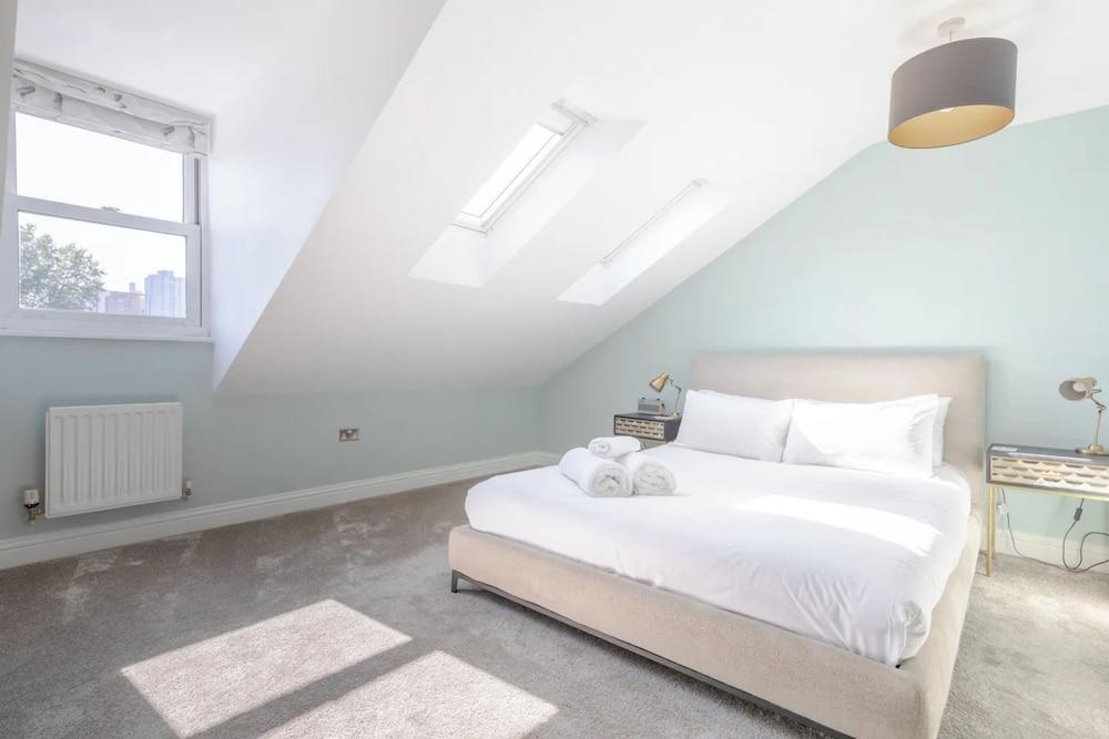 Beautiful & Modern 3BD House- Kennington! - Tap to explore photos
