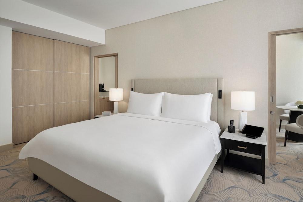 JW Marriott Hotel Marina Room Type - Grand Room, 1 King Bed with Sofa bed, Marina View JW Marriott Hotel Marina Room Type - Grand Room, 1 King Bed with Sofa bed, Marina View