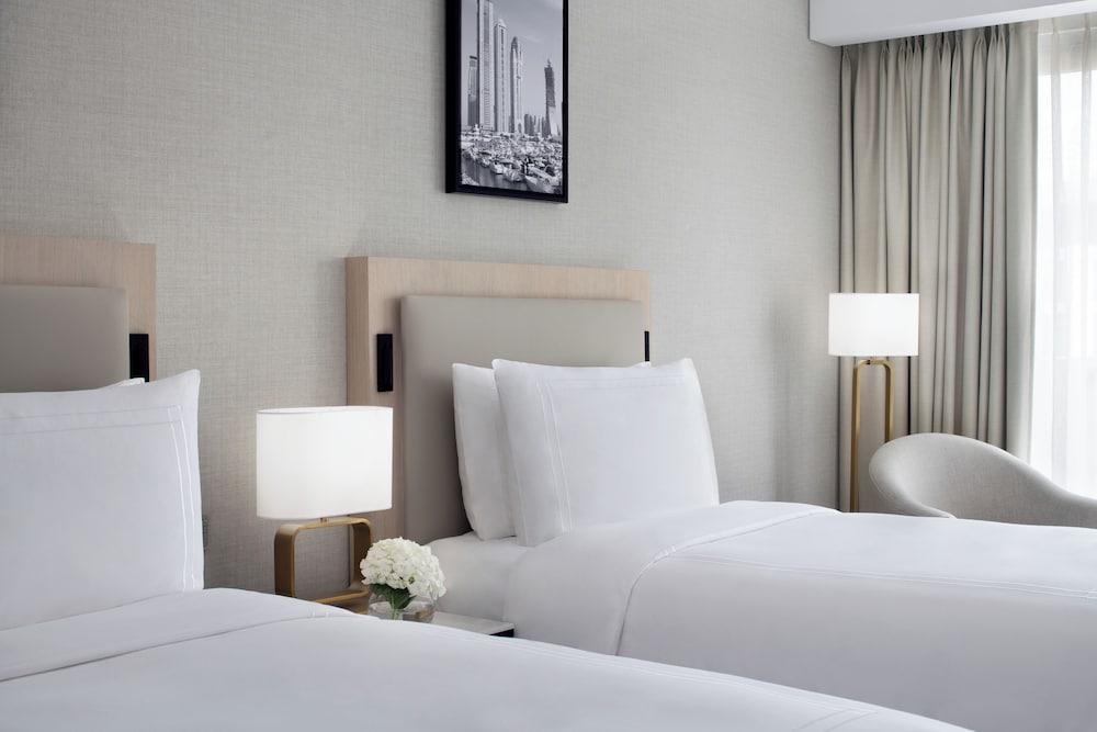 JW Marriott Hotel Marina Room Type - Deluxe Room, 2 Twin Beds, Marina View (Balcony)