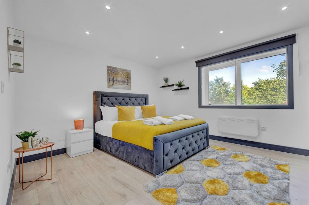 Inviting 1-bed House in Feltham - Tap to explore photos