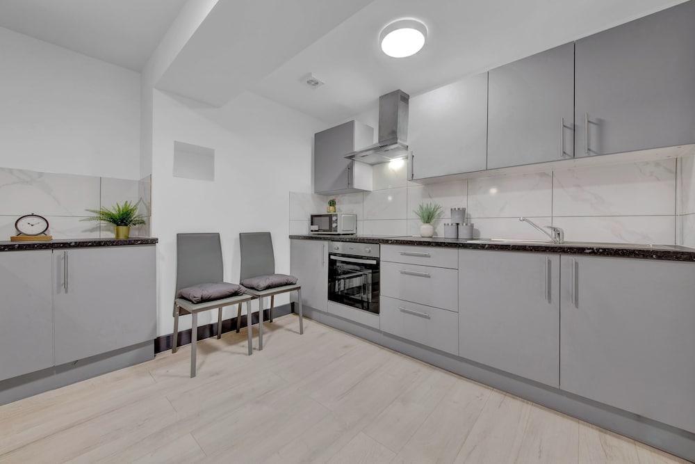Inviting 1-bed House in Feltham - Tap to explore photos