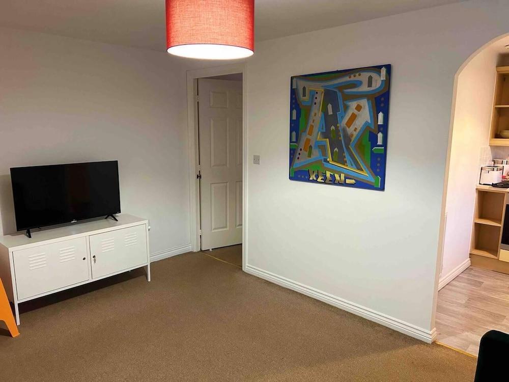 East London Apartment Near Station & Free Parking - Tap to explore photos