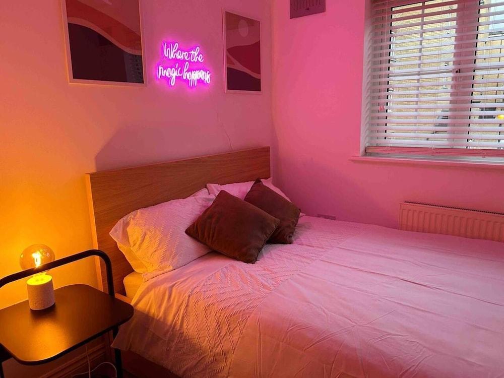 East London Apartment Near Station & Free Parking - Tap to explore photos