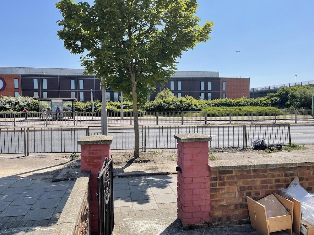 Immaculate 4-bed House Near Heathrow Airport - Tap to explore photos