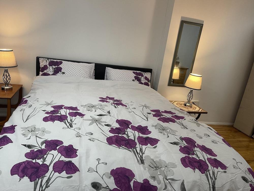 Immaculate 4-bed House Near Heathrow Airport - Tap to explore photos