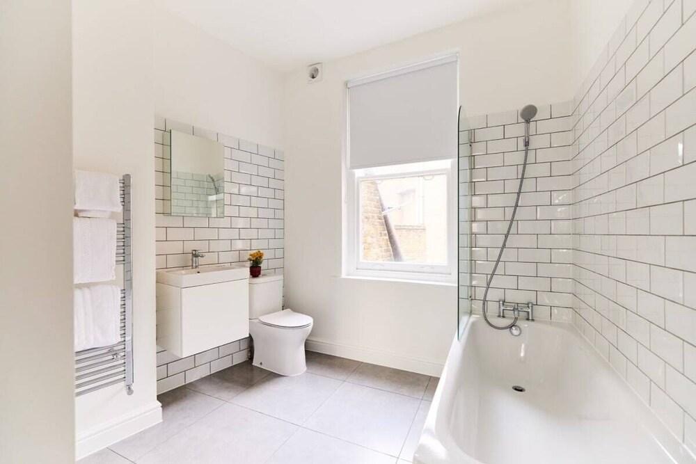 The Fulham Escape - Alluring 5BDR Flat - Tap to explore photos