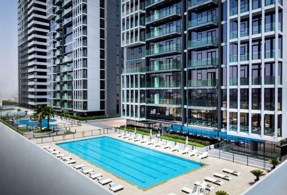 Elite LUX Holiday Homes - Chic Modern Studio in JVC Dubai - Tap to explore photos