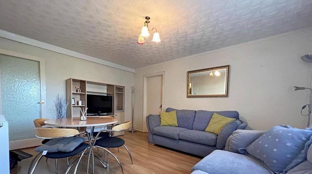 Captivating 1-bed Apartment in Enfield - Tap to explore photos