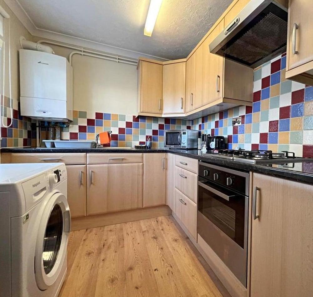 Captivating 1-bed Apartment in Enfield - Tap to explore photos