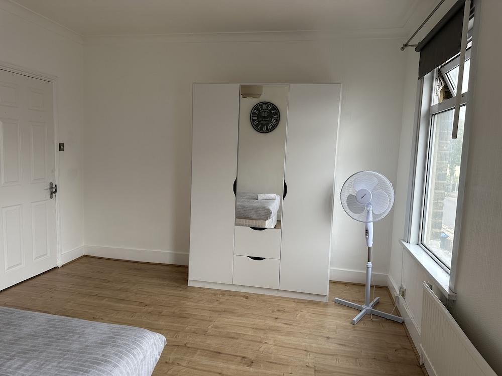 Immaculate 4-bed House in Enfield Near Enfield loc - Tap to explore photos