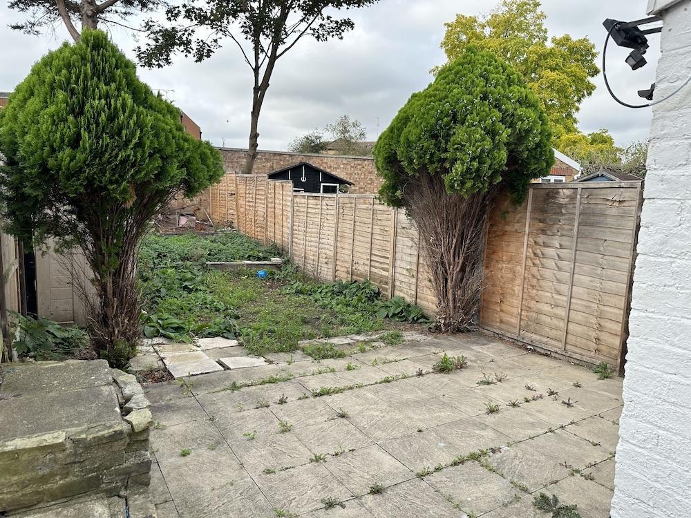 Immaculate 4-bed House in Enfield Near Enfield loc - Tap to explore photos