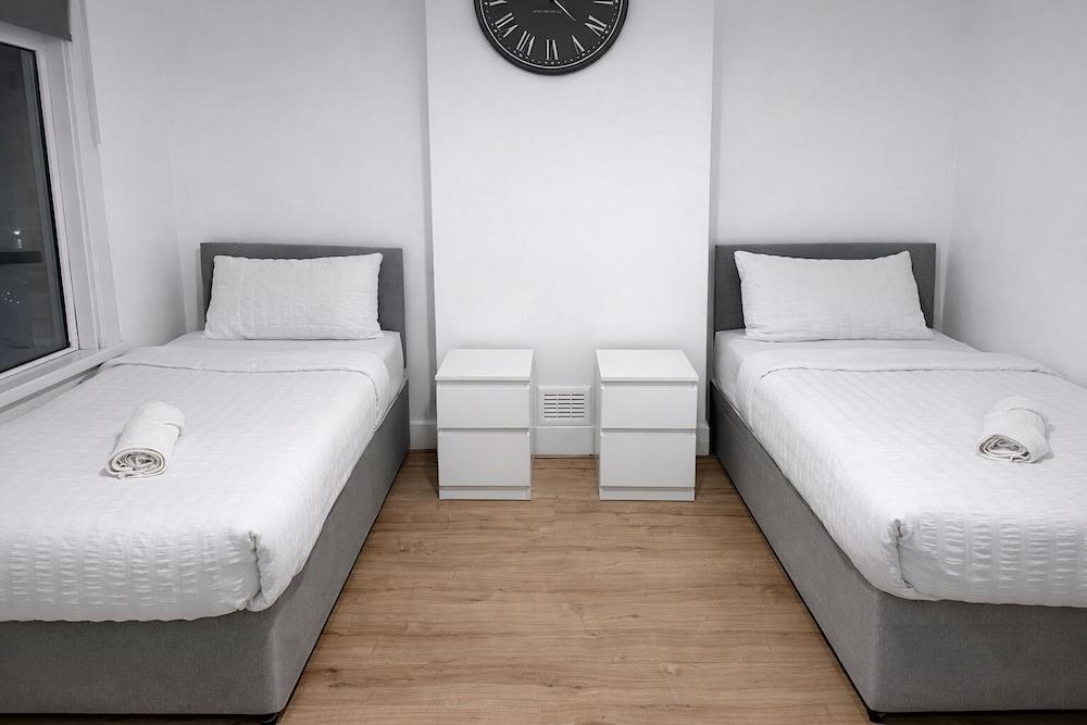 4-bed House in Enfield- Sleeps 8- Private Garden - Tap to explore photos