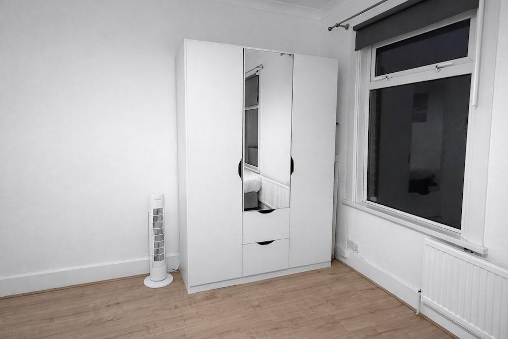 4-bed House in Enfield- Sleeps 8- Private Garden - Tap to explore photos