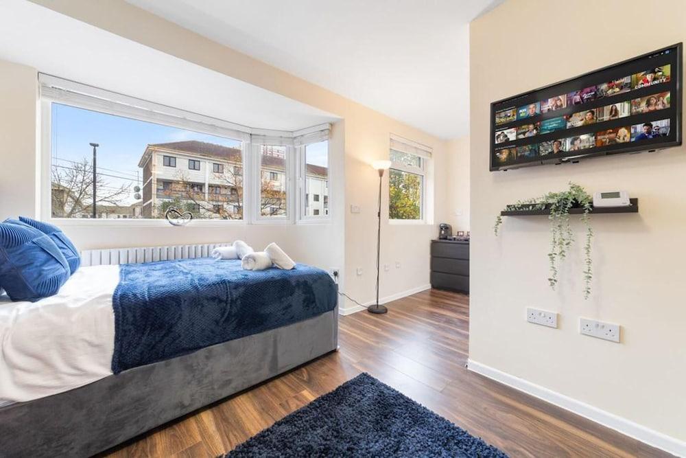 Spacious Sleeps 3 Ensuite Room In Twickenham TW7 - Tap to explore photos