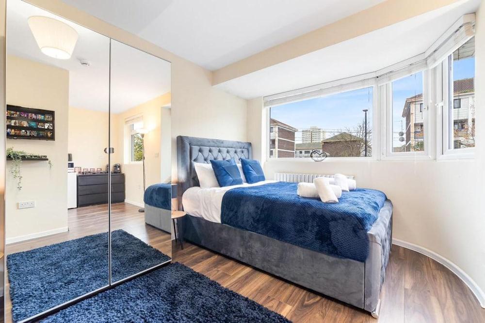 Spacious Sleeps 3 Ensuite Room In Twickenham TW7 - Tap to explore photos